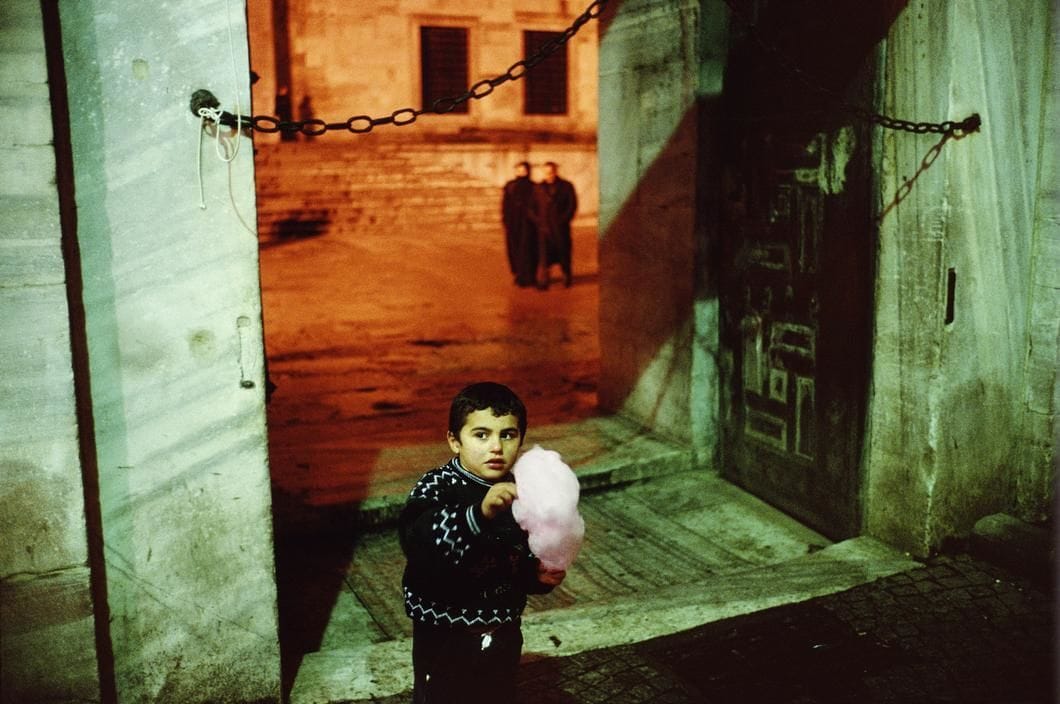 Outside of the Blue Mosque during Ramadan. Istanbul, Turkey. 2001. © Alex Webb | Magnum Photos